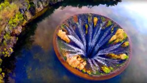 異世界への入り口！？信じられないほど巨大な穴6選