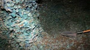 3.5トンもの古銭を発見！最強に面白い考古学的発見ＴＯＰ６