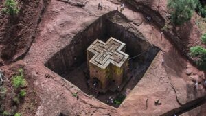 山や崖にあるすごい建造TOP6!