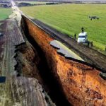 地球は真っ二つに割れるのか？世界中で信じられないことが起きている！ここ最近で最も驚きの現象!