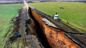 地球は真っ二つに割れるのか？世界中で信じられないことが起きている！ここ最近で最も驚きの現象!