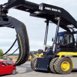 楽しさと実益を兼ねる！ショベルカーなどの強力な機械による車の破壊集