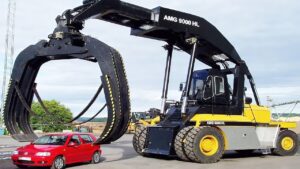 楽しさと実益を兼ねる！ショベルカーなどの強力な機械による車の破壊集