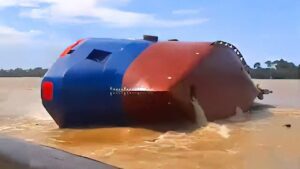 大失敗に終わった船の進水式!