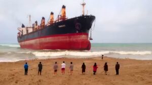 船を海岸に座礁させる方法とは？なぜ何億ドルもする船を壊すのか？
