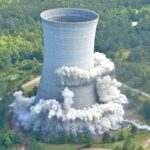 爆発あり崩壊ありの驚愕の解体の映像!