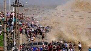 想像を超える巨大な波と大迫力の津波！