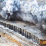 硬い岩石の爆破ー採石場や鉱山での衝撃的な爆発の瞬間