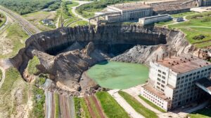 カメラがとらえた巨大な陥没穴トップ5