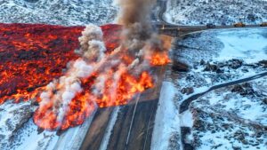 カメラがとらえた壮大な噴火。煙、炎、そして救出されたイグアナ