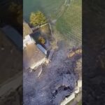 突如落下する岩石!家屋を破壊した驚愕の瞬間