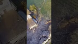 突如落下する岩石！家屋を破壊した驚愕の瞬間