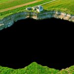 地球の驚くべき陥没と亀裂――その内部には何が隠されているのか？