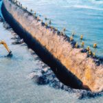 イスラエルはアジアに到達するために、地中海から何トンもの砂を掘り出している